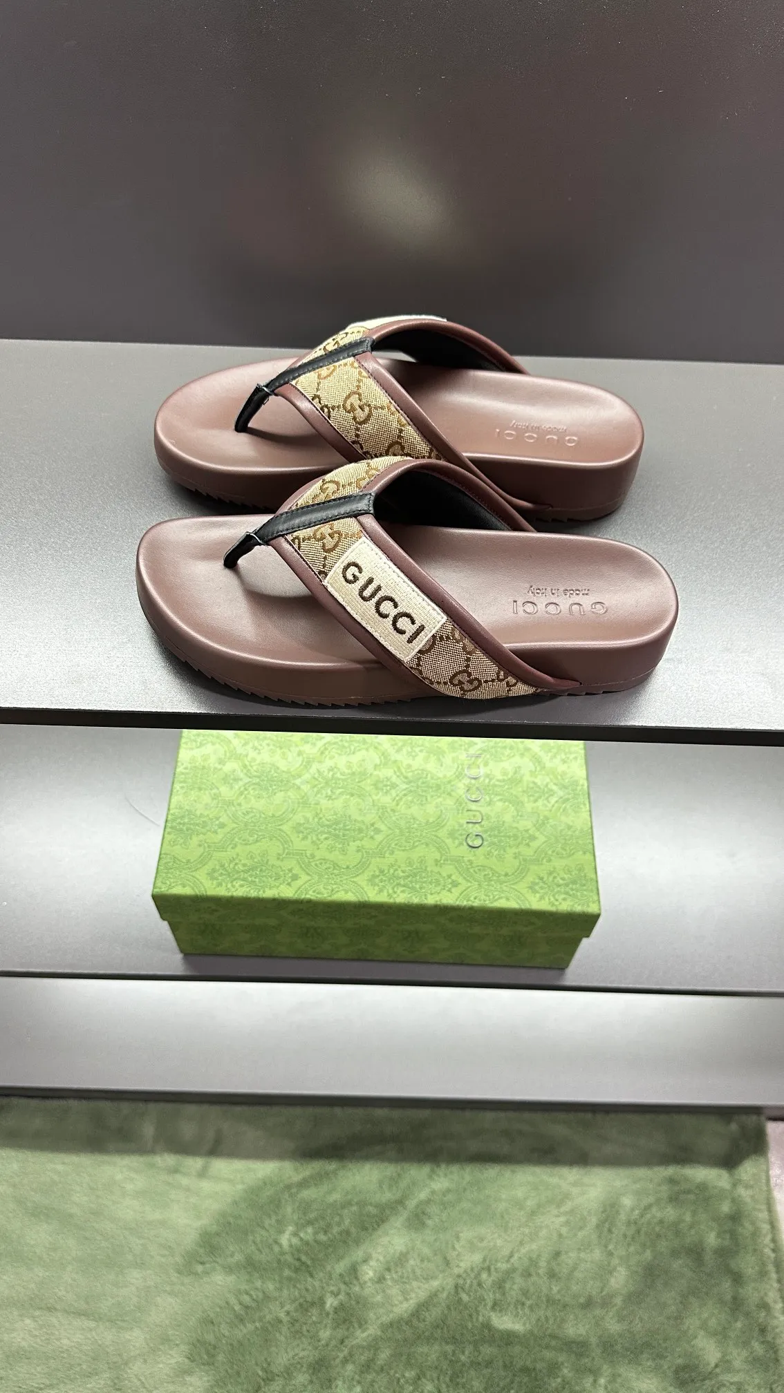 [G Family Couple Style] P: 300💰Female size 36~40 Men's size 39~45, (46. Custom-made Unisex GG slippers This slipper is made of GG polyester fiber and is decorated with a Gucci label on the front, adding a striking logo feel to the style. Beige GG recycled polyester fiber Unisex leather trim "Gucci Made in Italy" embroidered label Rubber sole Flat Made in Italy